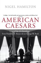 Boekhoes met de titel 'American Caesars: Lives of the US Presidents - from Franklin D. Roosevelt to George W. Bush' door Nigel Hamilton. Een man staat met zijn rug naar de kijker in een kantoor.