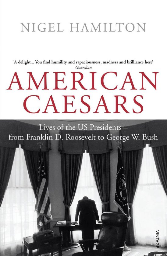 Boekhoes met de titel 'American Caesars: Lives of the US Presidents - from Franklin D. Roosevelt to George W. Bush' door Nigel Hamilton. Een man staat met zijn rug naar de kijker in een kantoor.