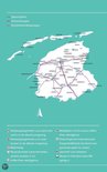 Kaart van Friesland met autosnelwegen, spoorlijnen en plaatsen.