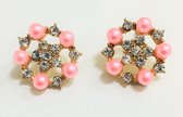 Fashionidea – mooie goudkleurige oorbellen met chique strass steentjes en licht roze kunst parels