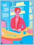 Illustratie van een vrouw met bril en rood vest aan een bureau met computer.