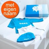 Kraamcadeau t-shirt lange mouw en broekje met naam – jongen (3-6 mnd)