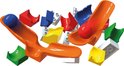 Oranje glijbanen, blauwe, rode, groene en gele bochten, witte bouwstenen met een rode en een blauwe bal.