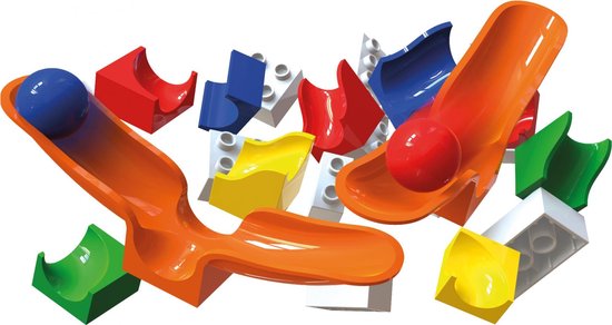 Oranje glijbanen, blauwe, rode, groene en gele bochten, witte bouwstenen met een rode en een blauwe bal.
