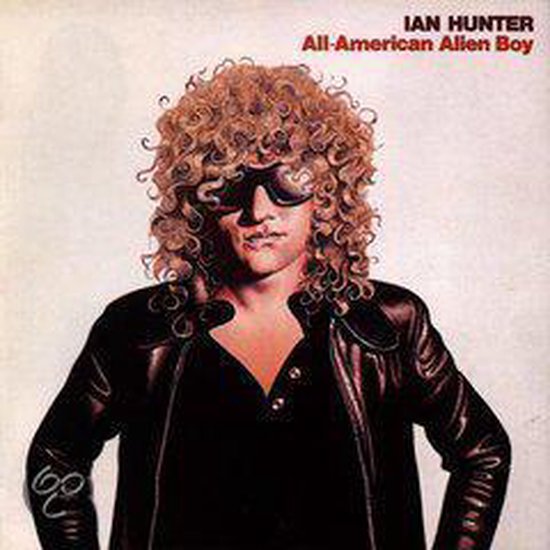 Ian Hunter met een zwarte leren jas, zonnebril en een ooglapje. Krullend bruin haar. Titel: All-American Alien Boy.