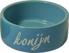 Blauwe keramische voerbak voor konijn, met 'konijn' in witte letters.