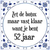 Verjaardag Tegeltje met Spreuk (52 jaar: Zet de botox maar vast klaar, want je bent 52 jaar + cadeau verpakking & plakhanger