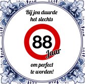 Verjaardag Tegeltje met Spreuk (88 jaar: bij jou duurde het slechts 88 jaar om perfect te worden + cadeau verpakking & plakhanger