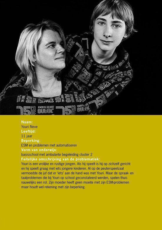 Zwart-witfoto van een vrouw die naar een jongen kijkt, beiden met donkere, bedrukte kleding.