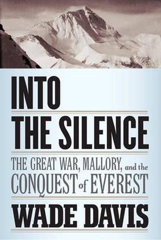 Boekcover van Into the Silence: The Great War, Mallory, en de Conquest of Everest door Wade Davis, met een berglandschap.