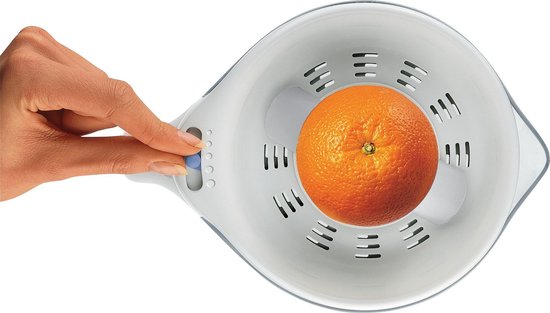 Hand perst een sinaasappel op een witte citruspers met een blauwe knop.