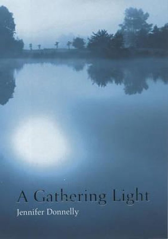 Boekcover met titel 'A Gathering Light' door Jennifer Donnelly. Een mistige ochtend bij een meer met de zon die reflecteert in het water.