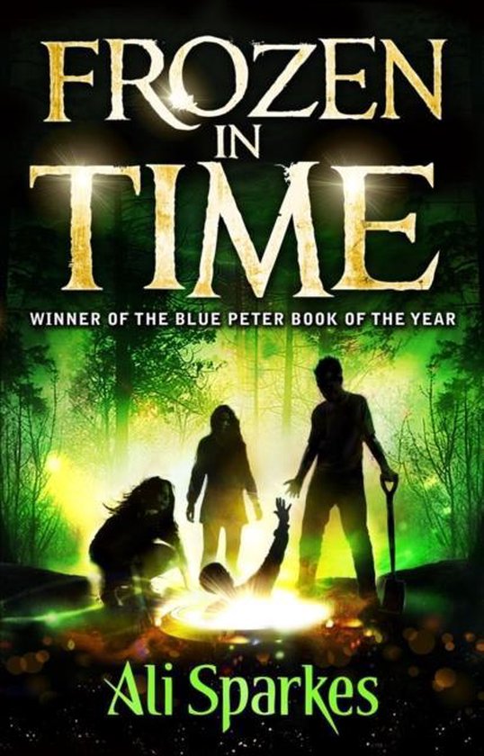 Boekcover met de titel 'Frozen In Time'. Drie silhouetten van kinderen in een bos, één steekt een hand omhoog uit een cirkel van licht. "Winner of the Blue Peter Book of the Year" staat boven de titel.
