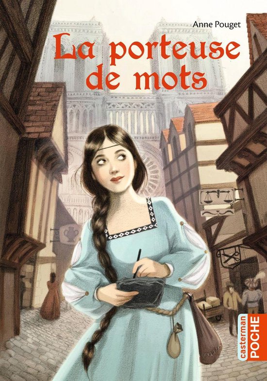 Une jeune femme à tresse porte une robe bleu clair et écrit dans un carnet. Au fond, une ville médiévale avec Notre-Dame.