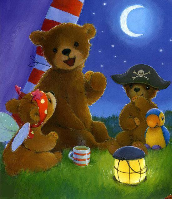 Drie teddyberen en een papegaai zitten 's nachts buiten bij een kampvuurlamp. Eén beer draagt een piratenhoed.