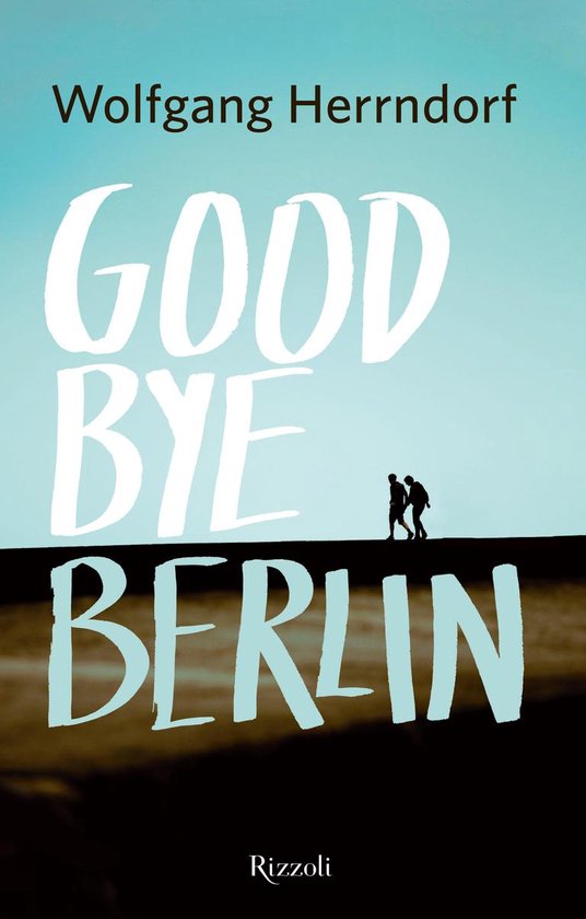 De tekst 'Goodbye Berlin' in grote, witte letters. Twee kleine silhouetten lopen op een heuvel.