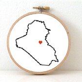 Iraq borduurpakket  - geprint telpatroon om een kaart van Irak te borduren met een hart voor Bagdad  - geschikt voor een beginner