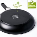 Onderkant van een GreenPan koekenpan met de tekst 'GESMEDE BODEM EXTRA DUURZAAM'.