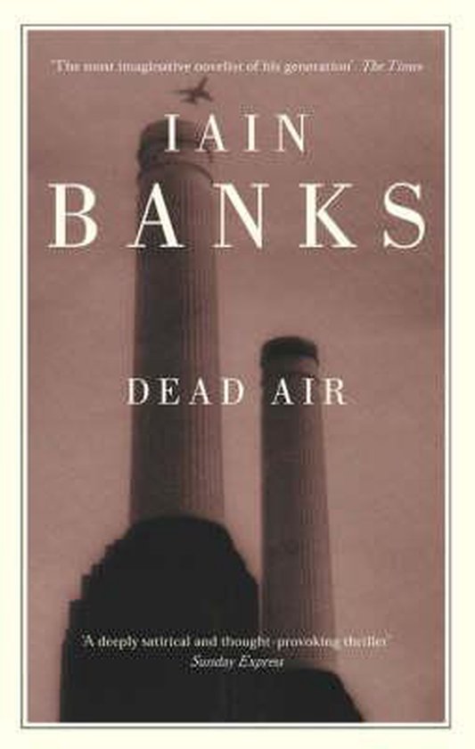 Boekomslag van "Dead Air" van Iain Banks, met twee industriële schoorstenen tegen een lichtgrijze lucht.