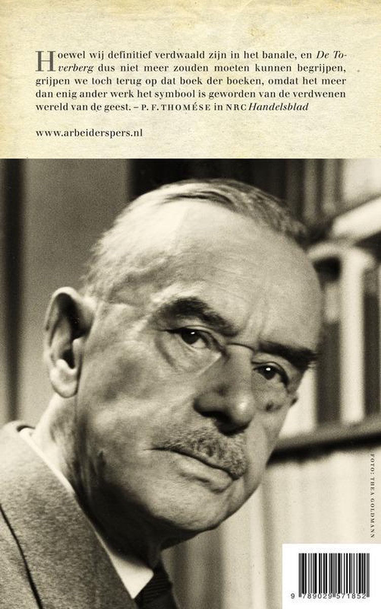 Portret van een man met snor in pak, met tekst over een boek.