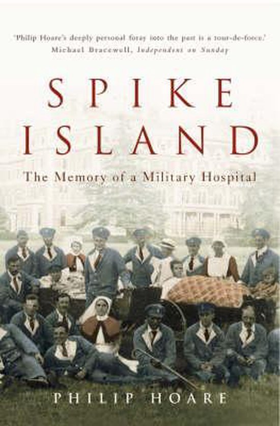 Boekcover van 'Spike Island: The Memory of a Military Hospital' met een foto van een groep mensen in militaire kledij.