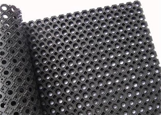 Rol van zwarte ringmat met hexagonale openingen en noppen.