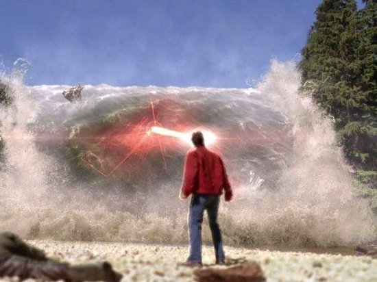 Man met rode jas staat tegenover een gigantische golf met rode laserstralen.