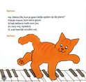 Een oranje kat Dikkie Dik staat op een pianotoetsenbord.