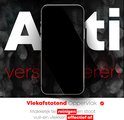 Un smartphone avec des empreintes digitales dessus et le texte "Anti" "vers" "eren".