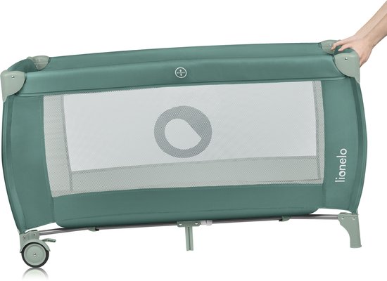 Een groen Lionelo campingbedje, opgevouwen voor transport in een draagtas.