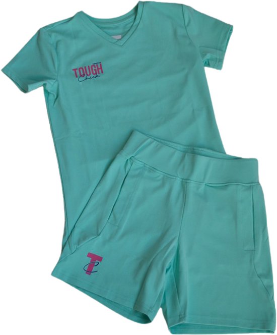 Turquoise T-shirt met 'TOUGH CHICK' tekst en turquoise shorts met roze 'TC' logo.