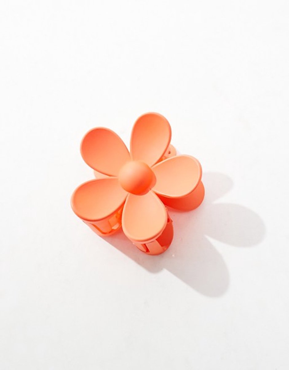 Haarklem met bloemvorm in de kleur oranje