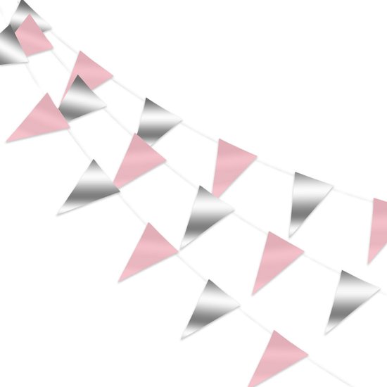 Twee rijen slingers met afwisselend roze en zilveren vlaggetjes tegen een witte achtergrond.