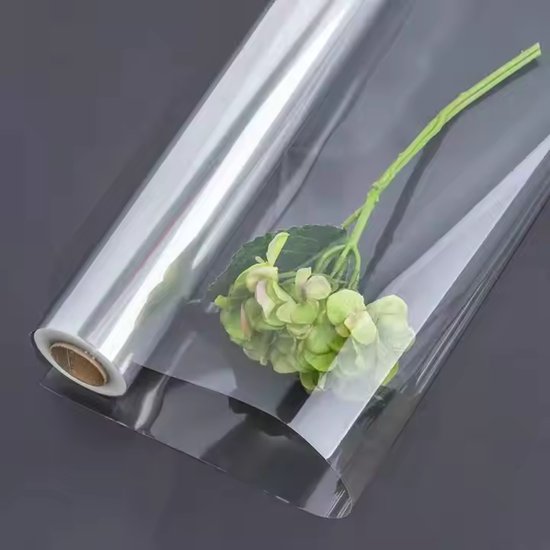 Transparant inpakpapier op rol met een takje lichtgroene hortensia.