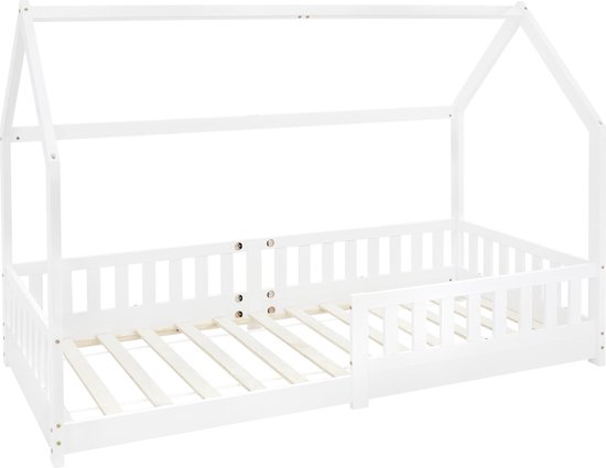 Wit houten kinderbed in huisvorm (90x200 cm) met lattenbodem, geïsoleerd op een witte achtergrond.