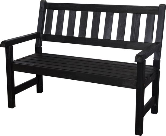 Zwarte houten 2-zits tuinbank met brede armleuningen en spijlen in de rugleuning.