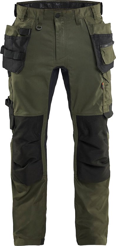 Pantalon de travail vert olive avec genouillères noires et nombreuses poches.