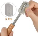 Broodmes met houten handvat en 5 reservemesjes, vastgehouden in een hand.