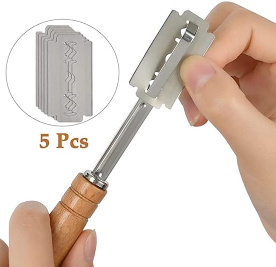 Broodmes met houten handvat en 5 reservemesjes, vastgehouden in een hand.