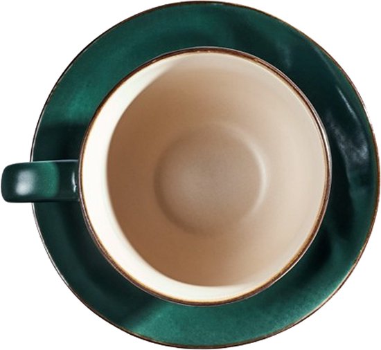 Bovenaanzicht van een groene mok met beige binnenkant op een groene schotel met gouden rand.