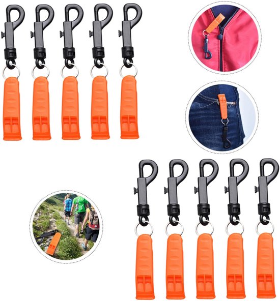 Vijf oranje fluitjes met zwarte clips, met extra afbeeldingen van fluitjes aan een jas, broek en tijdens het wandelen.