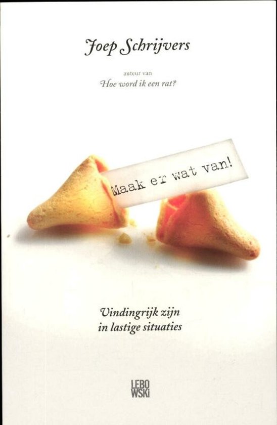 Boek 'Maak er wat van!' met twee oranje fortuinkoekjes, waarvan er één open is met een wit lintje met tekst.