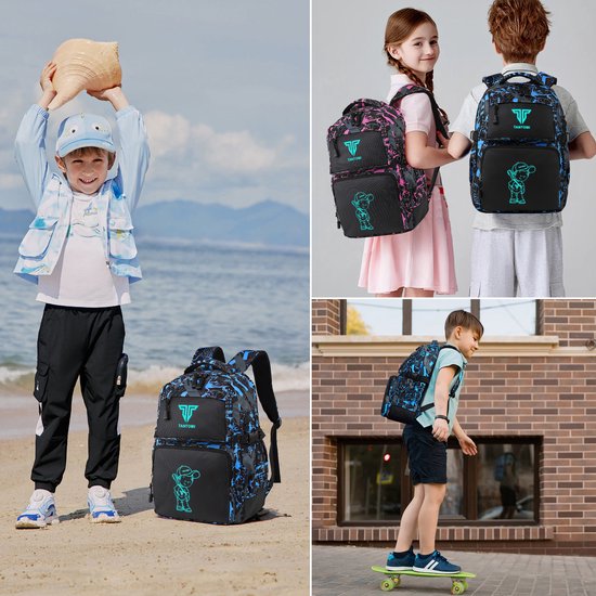 Kind met rugzak met blauwe en grijze camouflageprint en cartoon jongen op strand en skateboard.