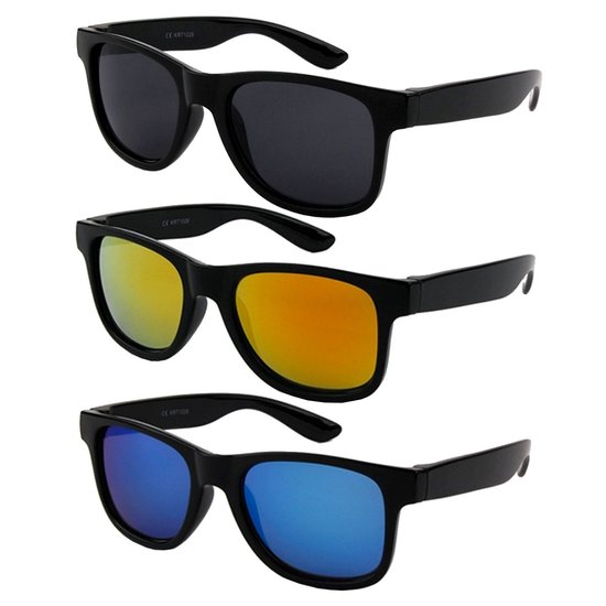 Drie zwarte zonnebrillen voor kinderen, elk met een andere spiegelcoating: donkergrijs, oranje en blauw.