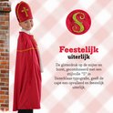 Jongen draagt een rode Sinterklaas-cape en mijter met gouden glitteraccenten en een S-letter.