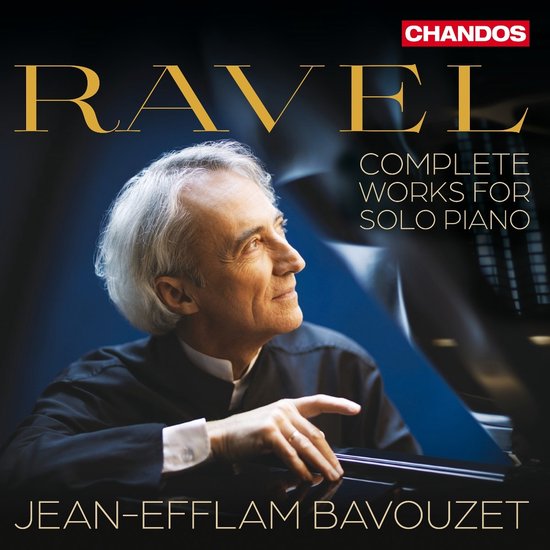 Jean-Efflam Bavouzet speelt Ravel, Complete Works for Solo Piano. Jean-Efflam Bavouzet met grijs haar in zwart pak, bij een piano.