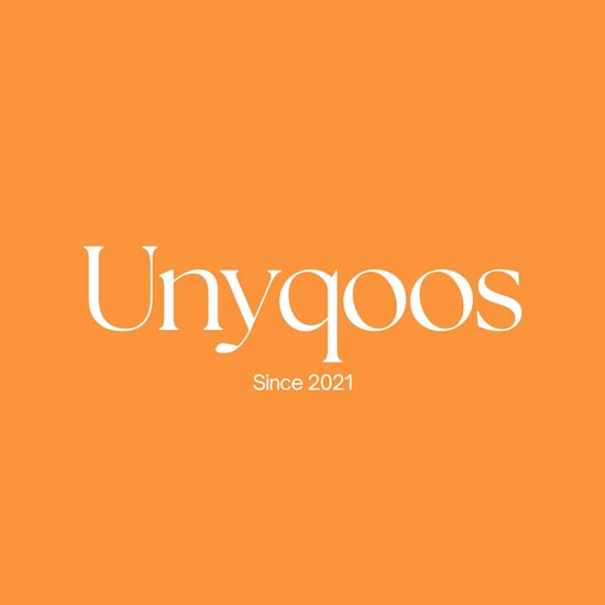 Fond orange avec 'Unyqoos Since 2021' en lettres blanches.