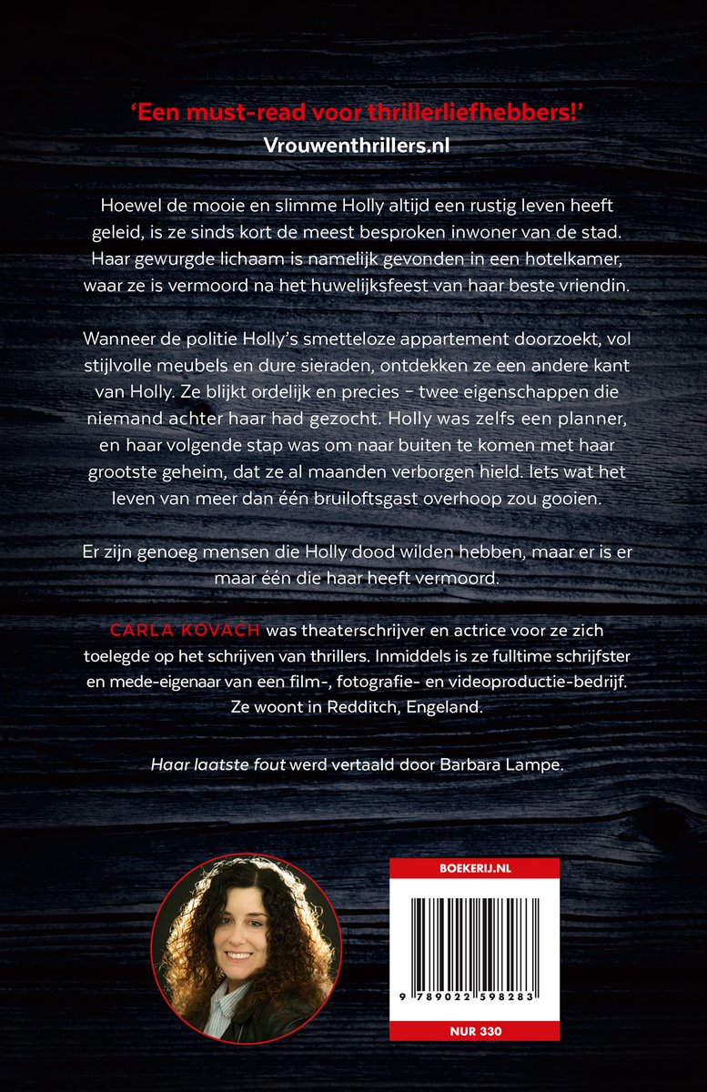 Achterkant van het boek 'Haar laatste fout' met een foto van Carla Kovach, een recensie en een barcode.