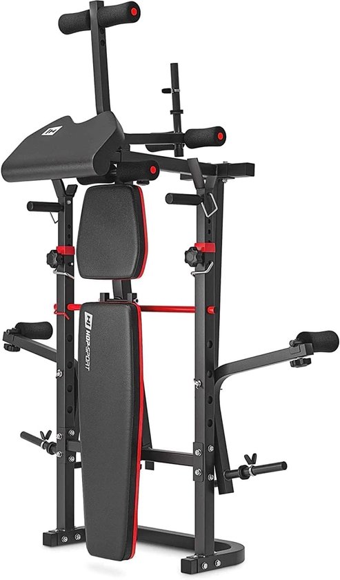 Een zwarte fitnessbank met rode accenten en diverse trainingsmogelijkheden, waaronder armsteunen en halterhouders.