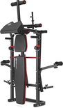 Een zwarte fitnessbank met rode accenten en diverse trainingsmogelijkheden, waaronder armsteunen en halterhouders.